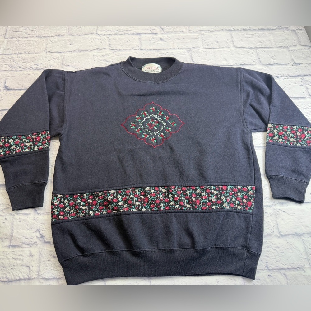 Vintage 1990’s Navy Floral Crewneck Embroidered Sweatshirt. Size 8/Med. Artsy